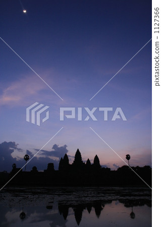 Angkor Wat in the morning glow 1127366