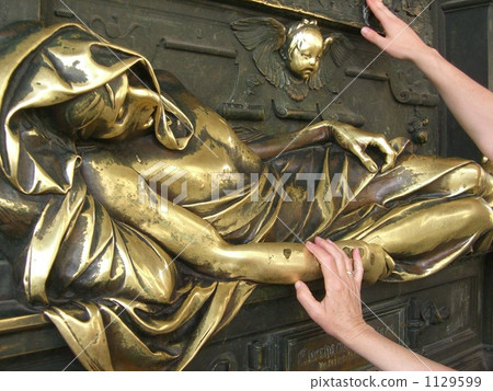 I feel happy when I touch (?) Statue of Selkrath I feel happy when I touch (?) Statue of Selkrath 1129599