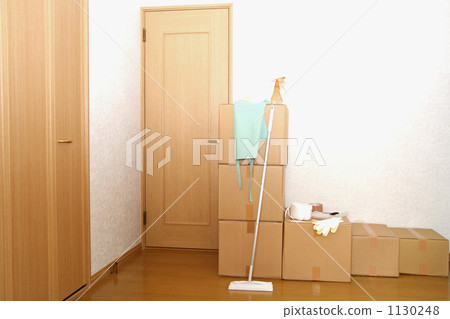 移動紙板堆積在客廳11 1130248