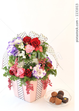 Present flower arrangement 1131013