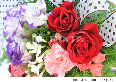 Present flower arrangement 1131054