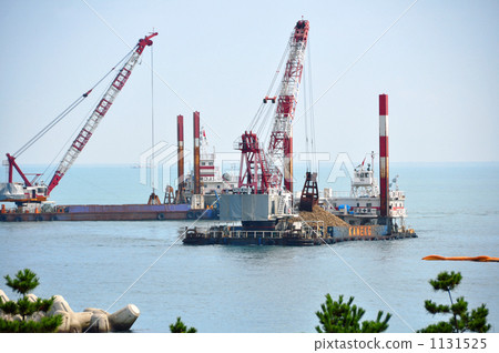 Landfill construction of the sea, environmental problems. 1131525