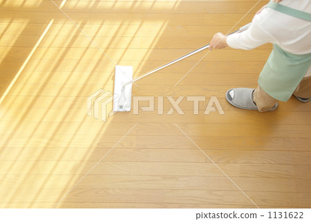 在地板上拖把（蠟）的女人2 1131622