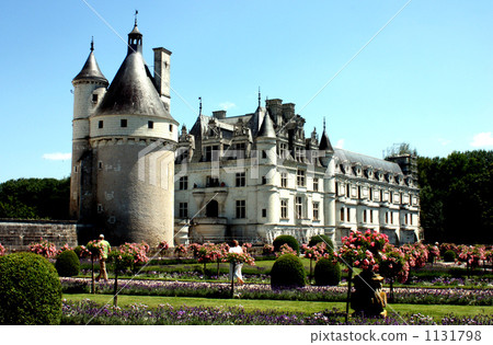 Look for a beautiful castle in the Loire region "Chenonceau castle" 1131798