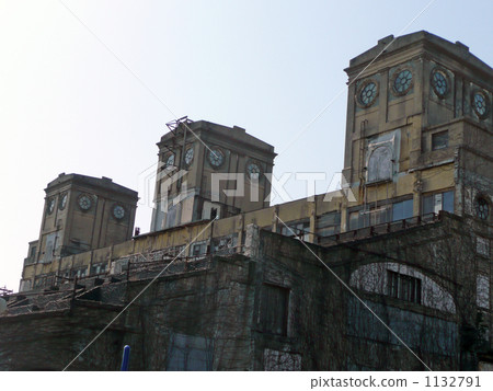 Building of the Yokohama Racecourse which is in ruins 1132791