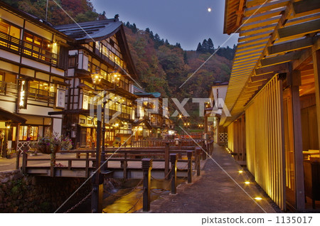 月亮和點燃的城市 1135017