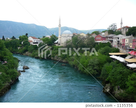 內雷特瓦河的流動 1135356