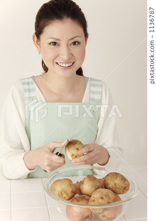 Peeling potatoes 1136787