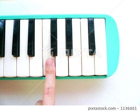 I play the pianica 1136881