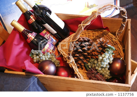 Wooden box grapes and wine 1137756
