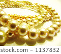 Pearl necklace up 1137832