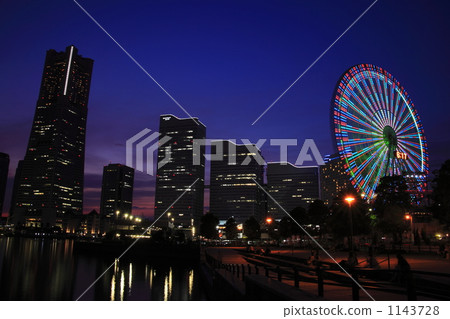 Minato Mirai夜視圖在微明的 1143728
