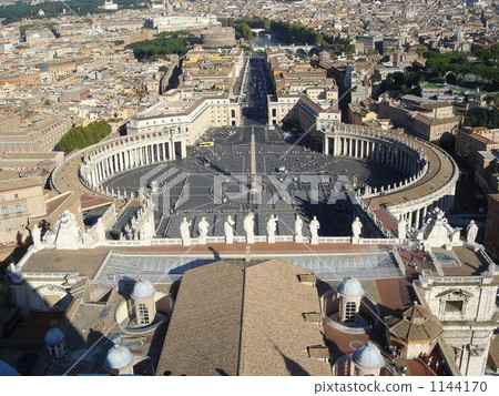 I look at Saint Peter's Square I look at Saint Peter's Square 1144170