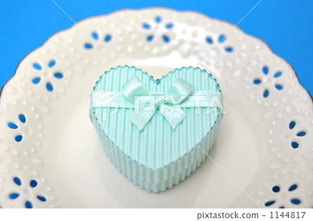 把自己的感情藏在一小盒藍色的心裡。 1144817