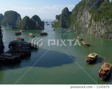Karst rock formations and junk boat cruise in Halong Bay, Vietnam 1145679