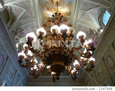 Gorgeous big chandelier 1147368