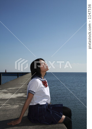海,藍天和學校女孩 海,藍天和學校女孩 1147536