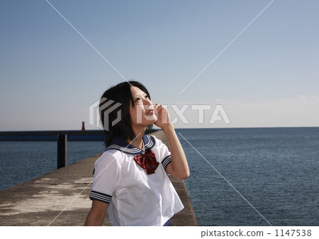海，藍天和學校女孩 1147538
