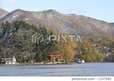 Late autumn and first snow Late autumn and first snow 1147982