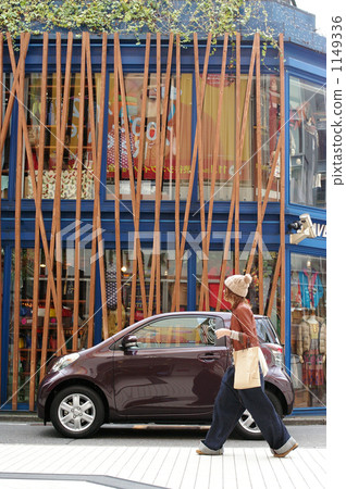 Fun shopping. An urban car. Fashionable women. 1149336