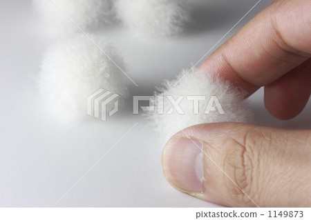 特寫鏡頭：手指間捏著蓬鬆的羽毛。 1149873
