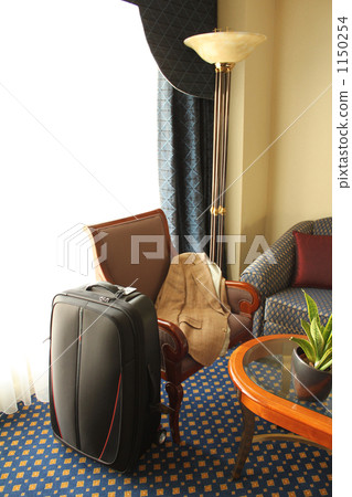 Suitcase and jacket 02 1150254