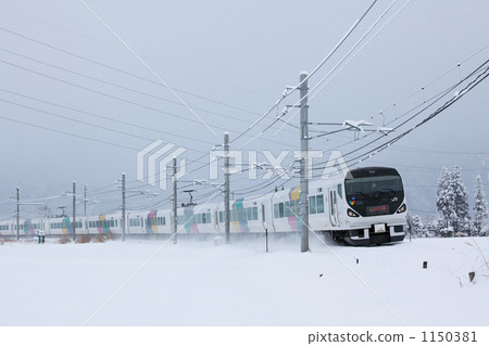 有限的快遞Azusa穿過雪地 1150381