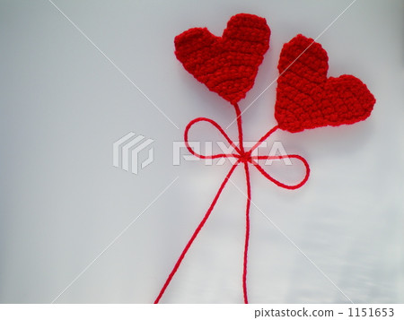 Braid the heart and tie it 1151653