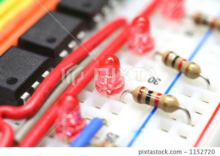麵包板上的電子零件LED電阻IC電子工作 麵包板上的電子零件LED電阻IC電子工作 1152720
