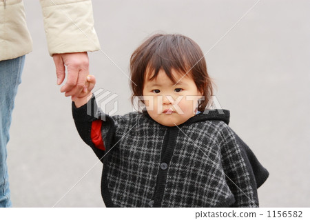 hold hands, one person, walk 1156582