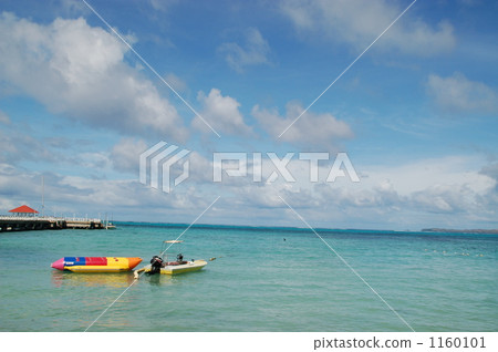 Banana boat and summer day 1160101