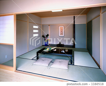 從潮濕的邊緣拍攝現代的地板到地板 從潮濕的邊緣拍攝現代的地板到地板 1160518