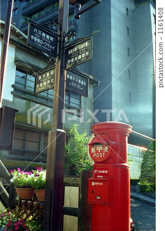 溫泉街道上的標誌和帖子 1161408