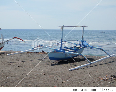 A boat on the coast 1163529