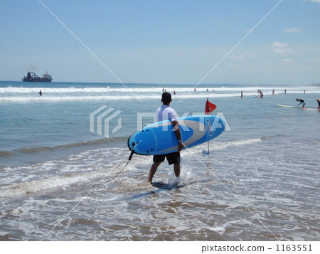 A man with a surfboard 1163551