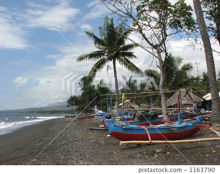Sandy beach and boat 1163790
