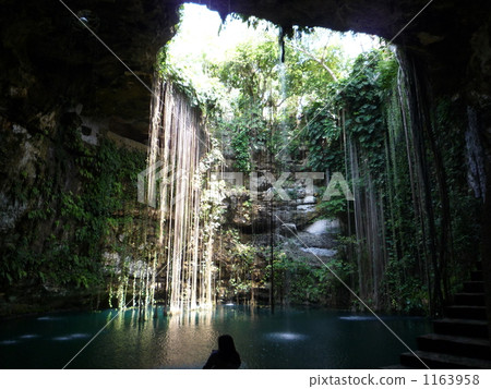 Cenote（神聖的春天）附近的Cenote Itza遺址 1163958
