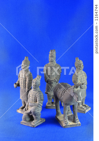 兵馬俑和馬匹複製品，在攝影棚內以藍色背景拍攝。 1164744