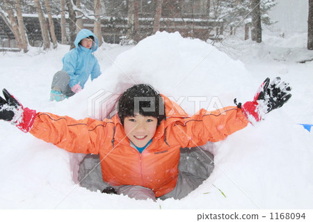 男孩在雪地裡玩 男孩在雪地裡玩 1168094
