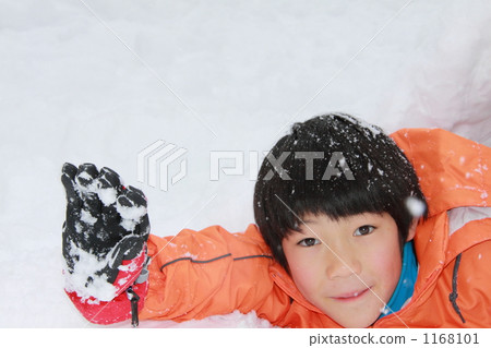 男孩在雪地裡玩 男孩在雪地裡玩 1168101