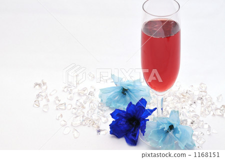 紅色香檳和藍色花 1168151