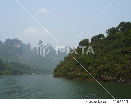 A sightseeing boat sailing along the Lijiang River in Guilin and Yangshuo, and the karst landscape. A sightseeing boat sailing along the Lijiang River in Guilin and Yangshuo, and the karst landscape. 1168815