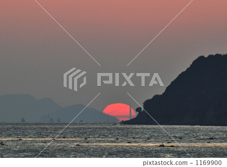 Seto 's sunset seen from Shodoshima and Seto Ohashi Seto 's sunset seen from Shodoshima and Seto Ohashi 1169900
