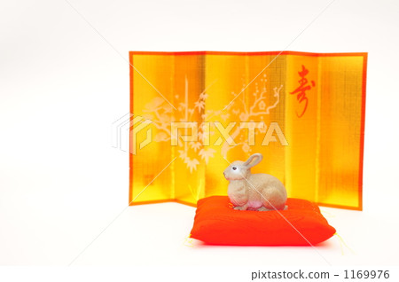 Usagi and gold folding screen Usagi and gold folding screen 1169976