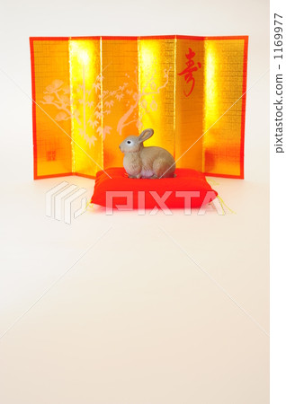 Usagi and gold folding screen Usagi and gold folding screen 1169977