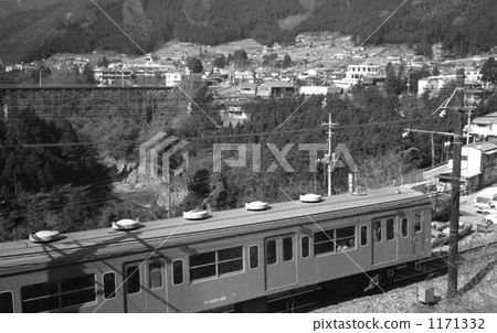 The Ome Line running along the railroad railroad Namonetsu / Tama river valley Showa 58 years 1171332