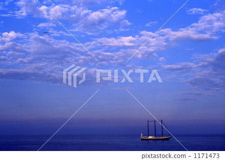 Sailing boat off Nice 1171473