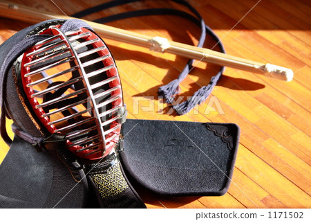 Face and bamboo sword 1171502