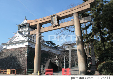 小倉城和八坂神社鳥居 照片素材 圖片 圖庫