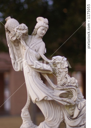 A turning celestial woman 1175055